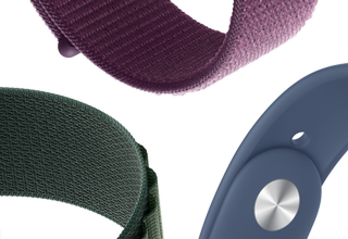 Apple Watch Series 10 s denimovým sportovním řemínkem vedle švestkového provlékacího sportovního řemínku, hvězdně bílého sportovního řemínku a tmavě zeleného Alpského tahu