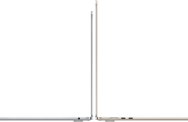 Pohled z boku na 13palcový a 15palcový MacBook Air, jeden stříbrný, druhý hvězdně bílý, oba otevřené a zadní stranou k sobě