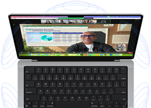 MacBook Pro obklopený ilustracemi modrých kruhů, které naznačují 3D efekt prostorového zvuku – na obrazovce je vidět člověk, který při videoschůzce na Zoomu využívá Překryv prezentujícího, aby byl vidět před prezentovaným obsahem