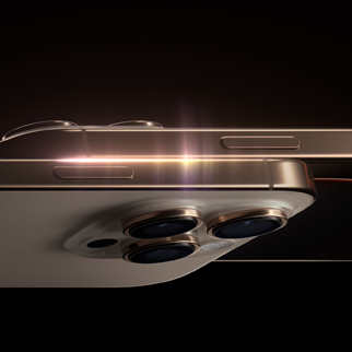 Dva modely iPhonu 16&nbsp;Pro, pohled z&nbsp;boku, boční tlačítko, vyvýšená fotosoustava