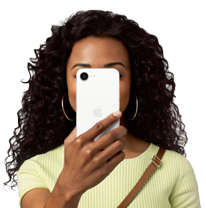 Osoba si před obličejem drží iPhone 16e